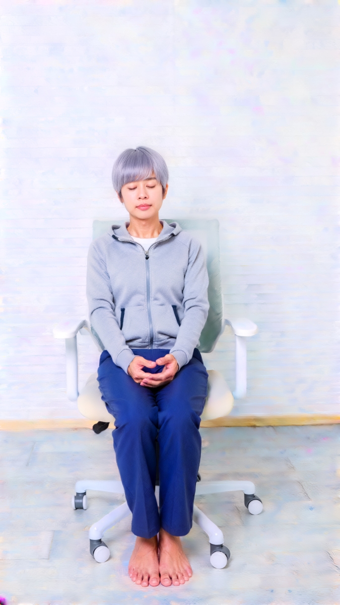瞑想して椅子に座る人